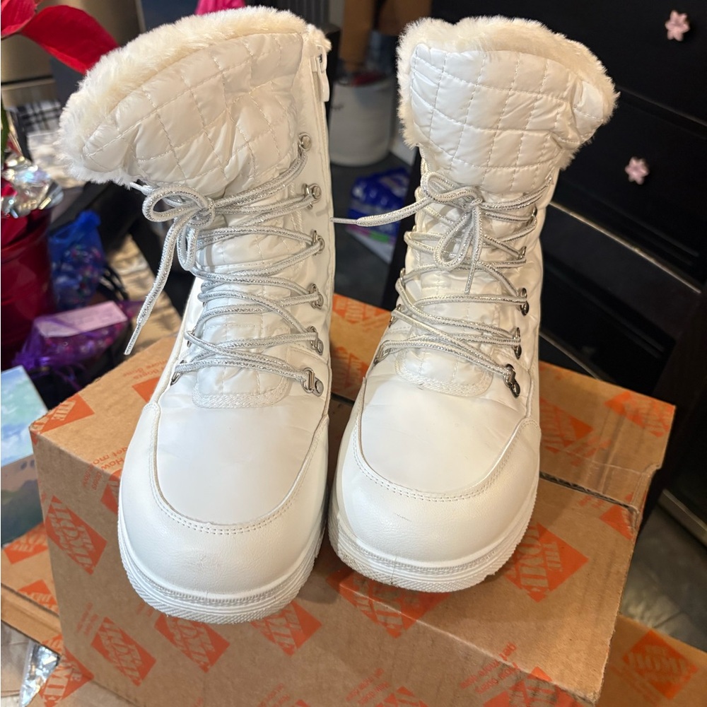 White snow boots with side zipper